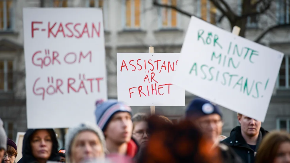 Riksförbundet för rörelsehindrade barn och ungdomar uppmanar till en lösning av LSS-problemen. Bilden togs vid en manifestation i Stockholm 2016.