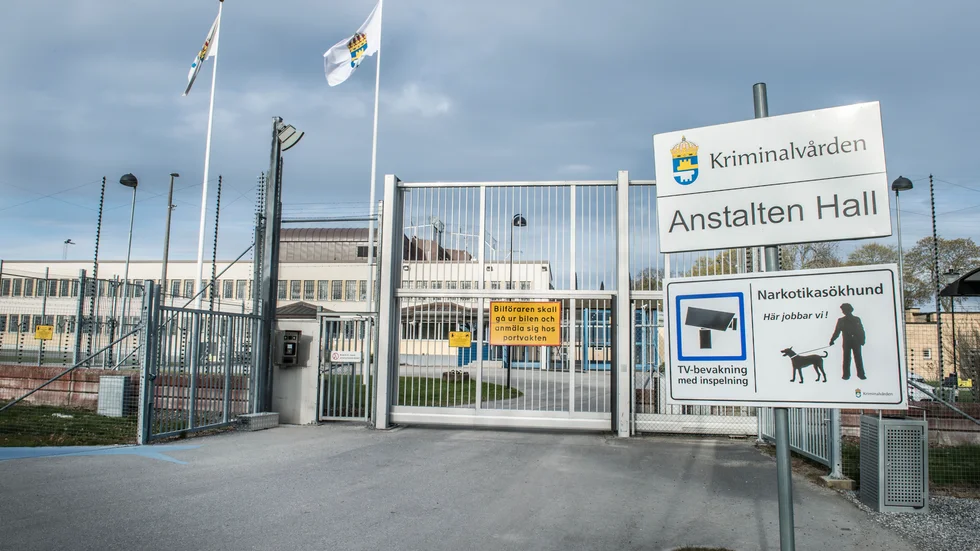 Anstalten Hall i Södertälje är ett av Sveriges fängelser. Men det måste byggas många fler framöver och Vänsterpartiet tycker det är läge att undersöka om Älvsbyn passar för en etablering.