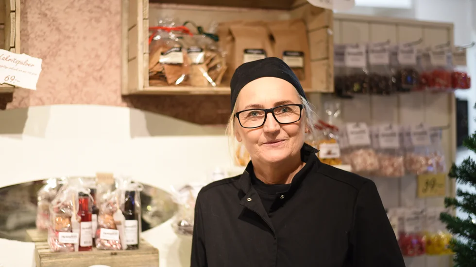 "Julen är den bästa säsongen för oss omsättningsmässigt", säger Cecilia Johnsson, ägare vid karamellkokeriet, som hon köpte år 2000 av sina föräldrar. 