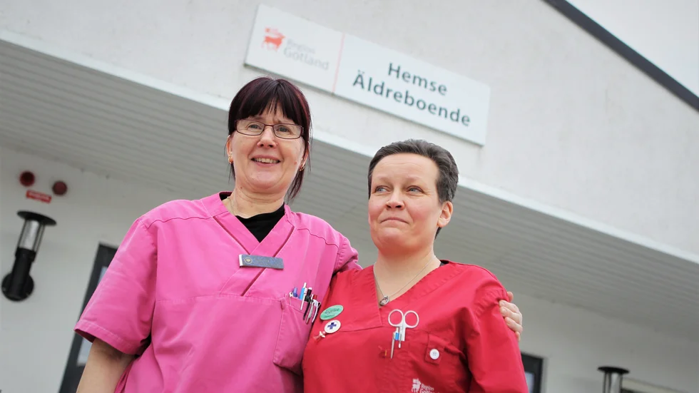 Susanne Nyberg (till vänster) och Angelica Dunstrand, undersköterskor på Hemse äldreboende, känner båda oro inför en eventuell privatisering av verksamheten även om Susanne är lite mer positiv.