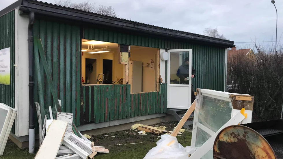 Utvändigt. Med hjälp av sponsorer från såväl Vadstena, Motala och Mjölby, och frivilliga krafter, byggs VGIF.s nya klubbhus intill A-planen på Kungsvalla. Bygget ska vara klart till seriestart.