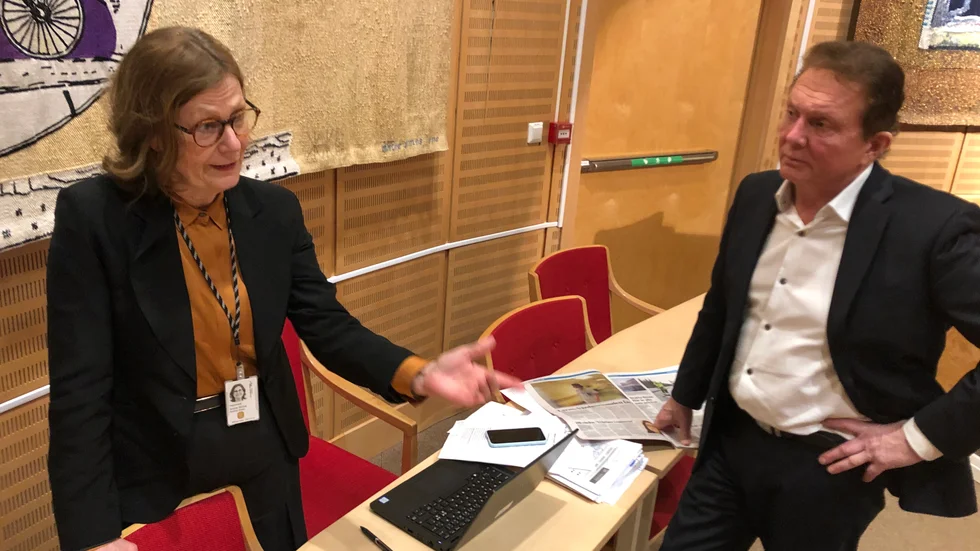 Regiondirektör Anna-Stina Nordmark Nilsson och regionråd Kenneth Backgård (SJVP) vill inte ge tydliga besked gällande det fortsatta anställningsstoppet inom Region Norrbotten. "Det finns ingen tid när anställningsstoppet ska blåsas av", säger Nordmark Nilsson.