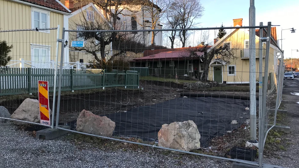 Efter att fastighetsägaren fått bygglov från Strängnäs kommun schaktades marken. Länsstyrelsens beslut satte stopp för alla arbeten på tomten, bland annat krävdes en arkeologisk undersökning.