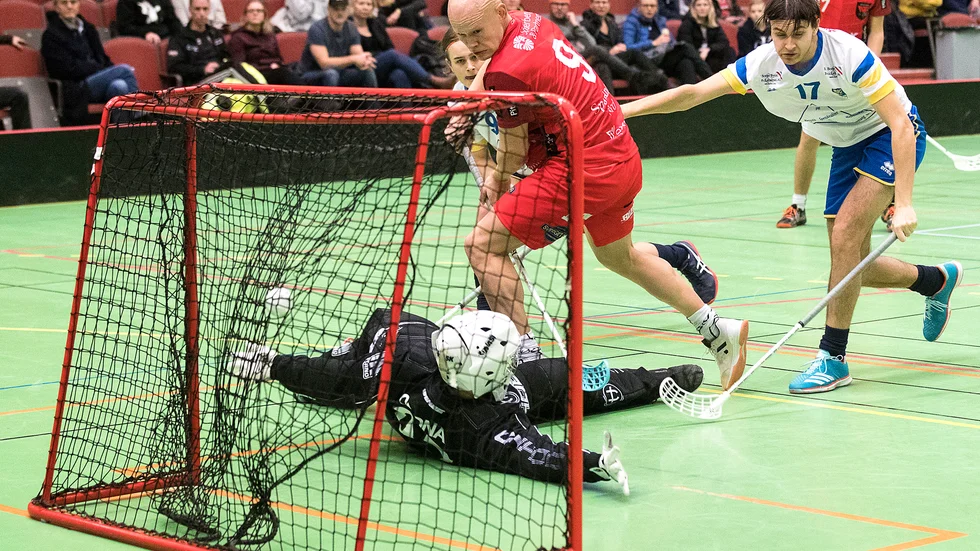 Oskar Forsgren gjorde 5-4 när han drog klubban mellan egna ben och sköt. Läckert! Men det räckte inte till någon seger för Wibax Piteå.