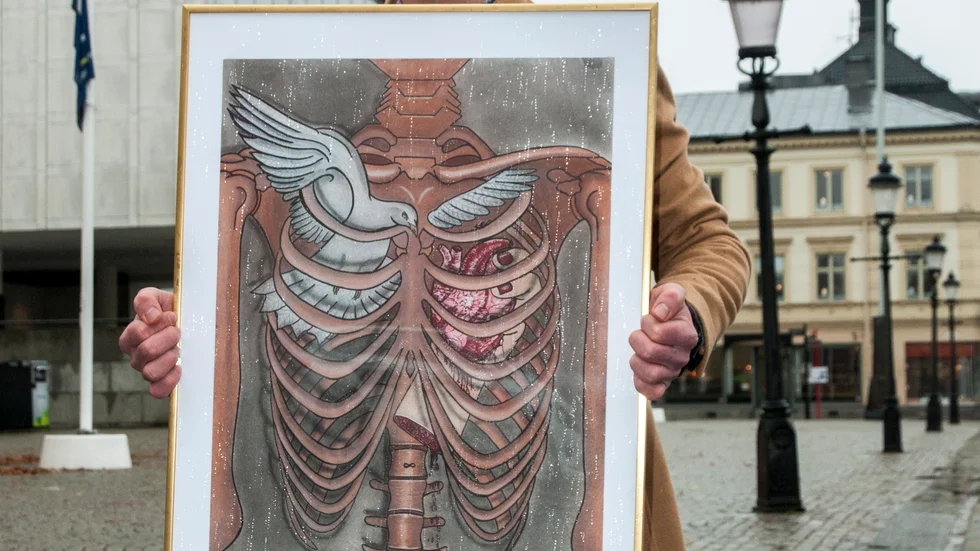"Jag har svårt för att prata om mina känslor. Istället så målar jag om jag är ledsen eller arg. Annars så mår jag inte bra, säger konstnären Mowafak Tabbakha, bosatt i Nyköping.