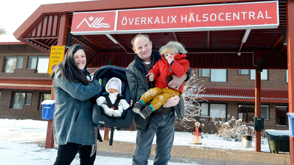 Föräldrarna Melanie Andrews och Nigel Garner är tacksamma för hjälpen när minstingen Charlie föddes.  Storebror William, 2, 5, tycker att det är skoj att ha fått en lillebror. 