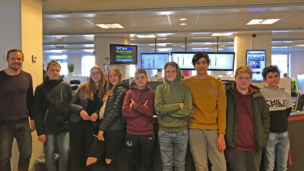 Här syns en del av Årbyskolans elever som besökte Eskilstuna-Kuriren under tisdagen.Från vänster: Joel Hamberg (lärare), Noah Martinell, Samira Häggqvist Huzam, Julia Freytag, Nikola Jankovic, Adam Mejenqvist, Ronny Insel, Erik Lindblom och Yosef Salman.
