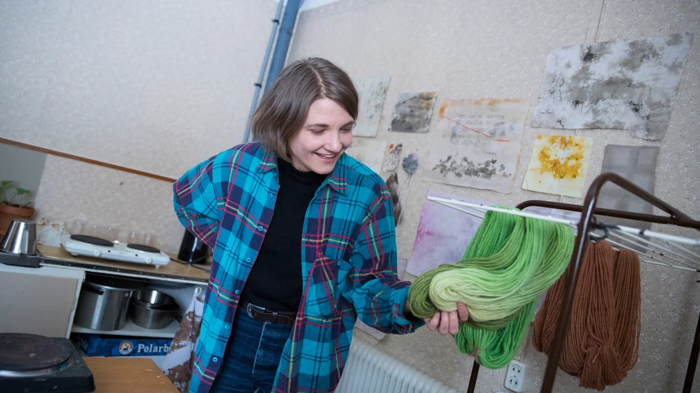 Färgeriet har blivit experimentverkstad för olika färgningsmetoder. "Jag väver bara med garn, har aldrig vävt en trasmatta i hela mitt liv." På väggen hänger en "provkarta" med olika tekniker.