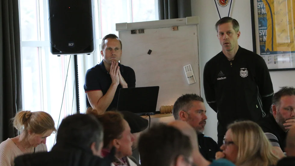 Mötesordföranden Anders Abelsson och omvalde ordföranden Andreas Hammar inför medlemmarna på årsmötet. 