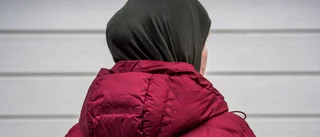 Trots påhopp behåller hon slöjan