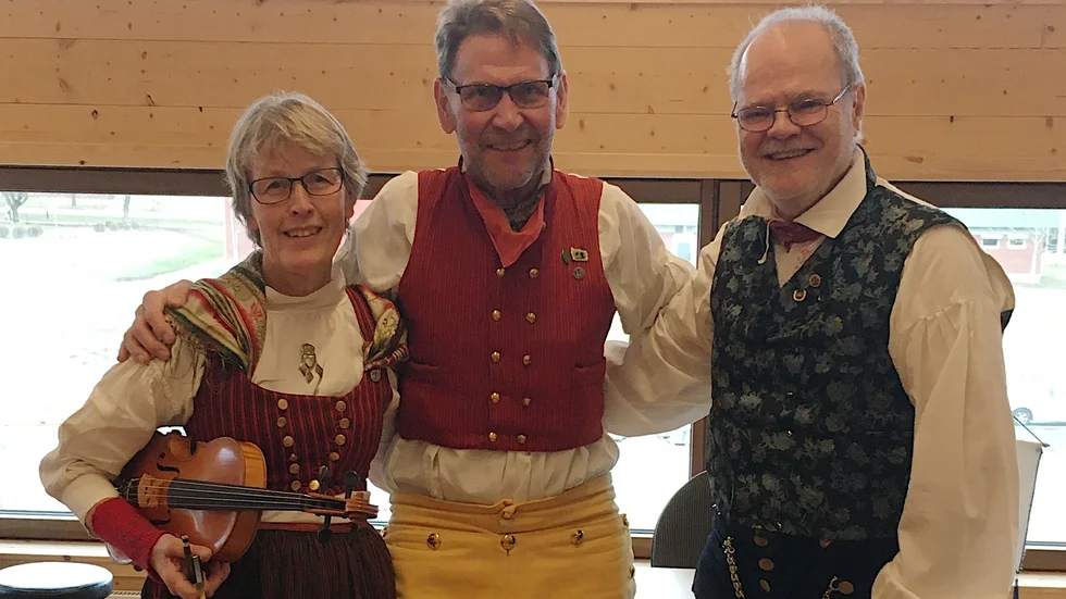 Lena Johansson och Yngve Palm med sina silvermedaljer som delades ut av Staffan Dackman, ordförande i Märsta folkdansgille.