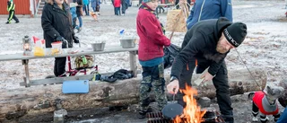 Våfflor gräddas över elden i år igen