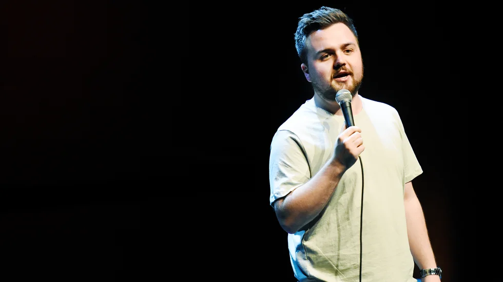 Carl Stanley uppträdde med showen "Född 1996" i Kulturens hus och lockade en ung publik – men få skratt hos recensenten.