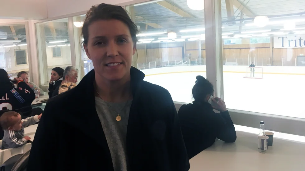 Luleåstjärnorna Michelle Karvinen och Jenni Hiirikoski (bakgrunden) missade matchen mot SDE och fick följa den från sidan. 