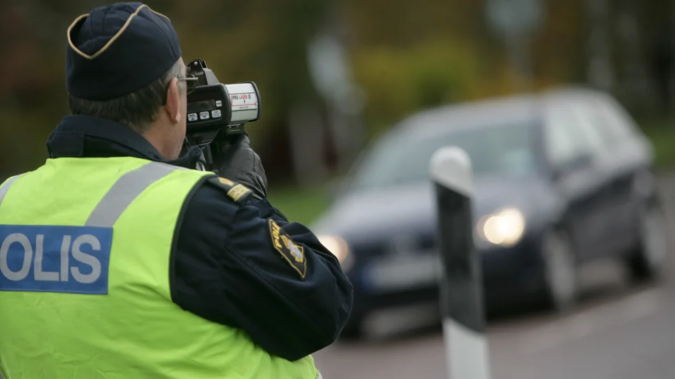 Insändarskribenten menar på att polisen behöver skärpa kontrollen av A-traktorer.