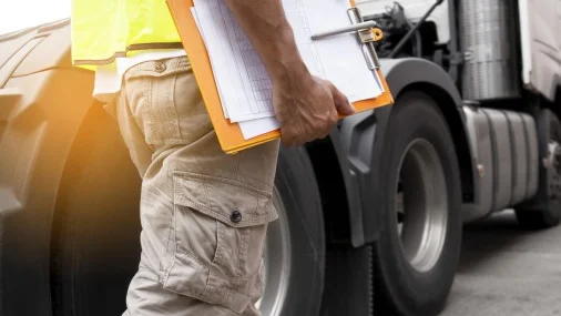 Transportfackens yrkes- och arbetsmiljönämnd tänker erbjuda kommunernas yrkesförarutbildningar stöd för att komma till rätta med de brister som Skolverket uppmärksammat.