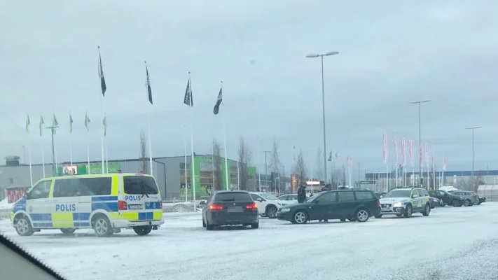 Polisen blockerade en bil på Storheden i Luleå vid lunchtid. Personerna fördes in i varsin polisbil och bilen genomsöktes.