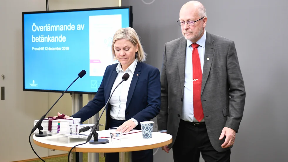 Många fel blev det. Sven-Erik Österberg har varit utredare i Delegationen för korrekta utbetalningar. Bland slutsatserna finns att närmare 18 miljarder kronor försvinner till följd av felaktiga utbetalningar per år.  En diger åtgärdslista väntar för finansminister Magdalena Andersson.