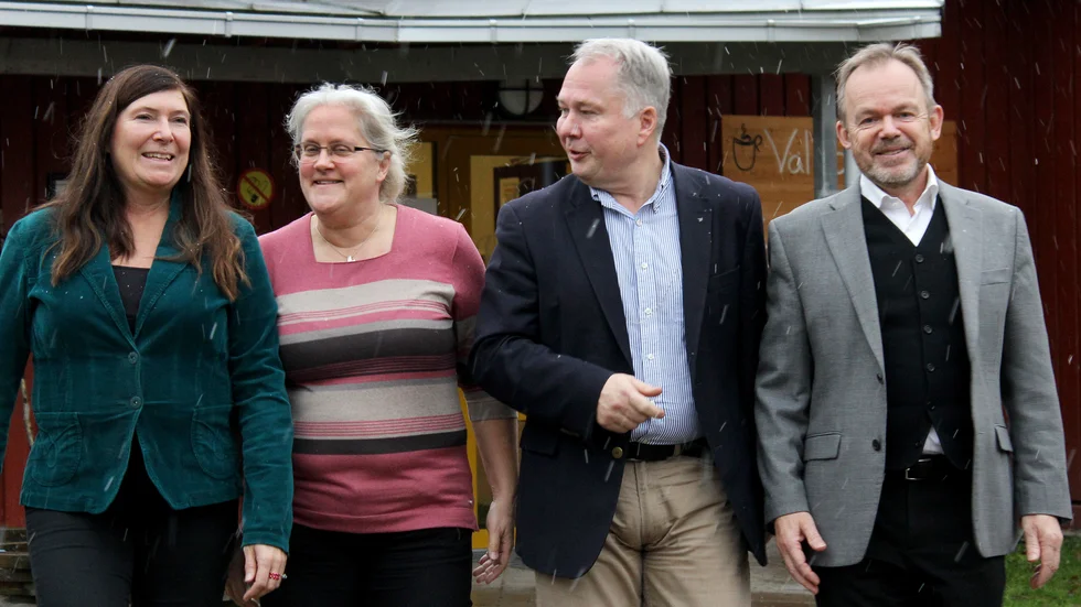 Uppnått delmålet tillsammans: Catrine Andersson, affärsområdeschef Leanlink, Helena Paulsson, avdelningschef för arbetsmarknad och integration, Fredrik Lundén (M) och Gustaf Appelberg (L).  