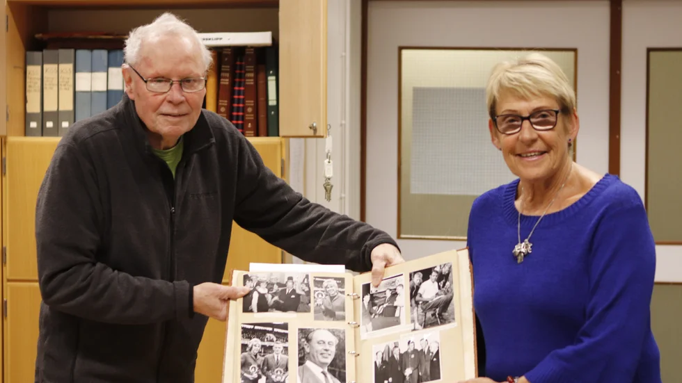 KSS-minnen i massor har Benni Svensk och Irene Crona som här visar upp klippboken från 1962 då Irene tilldelades Katrineholms-Kurirens ungdomspris för sina framgångsrika insatser.