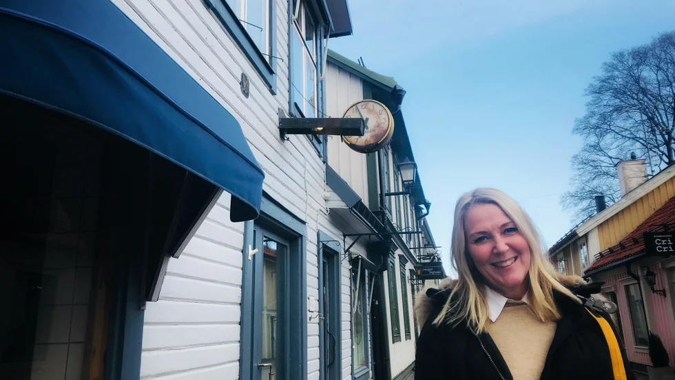 Annica Thelander driver Sigtuna Gelato. Den gamla klockan i bakgrunden ska ersättas med ny, enligt henne.