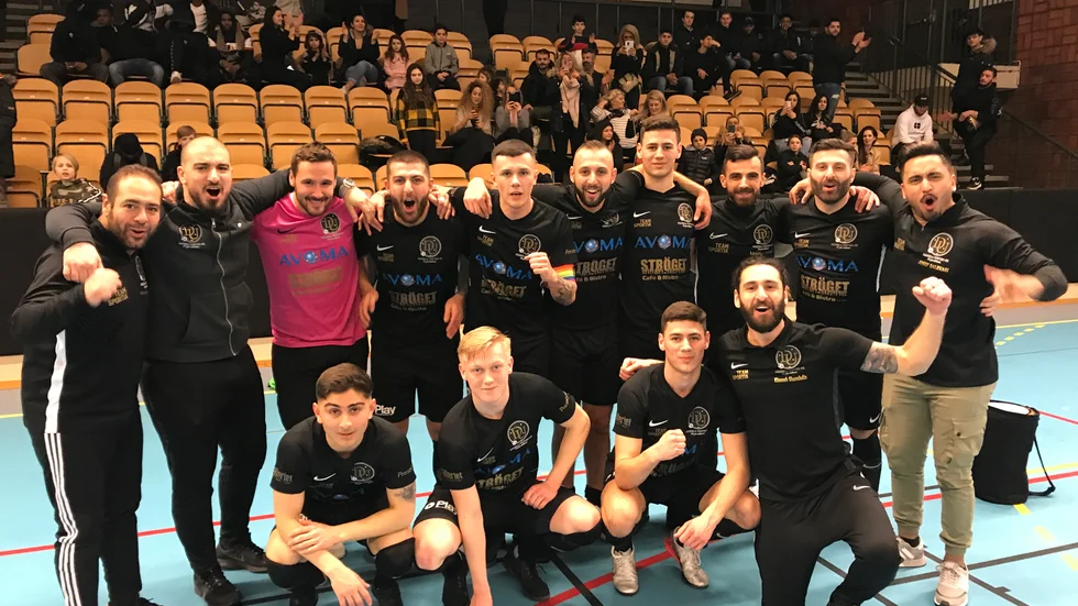 Dribbla United jublar efter storsegern i seriefinalen mot Linköping futsal, vilket betyder kval till division 1. Två steg måste klaras av för division 1-spel nästa säsong för Motalalaget.