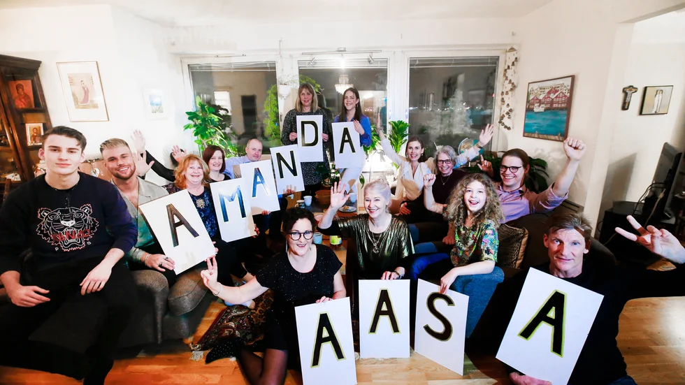 Familjen, släkten, fansen. Det bjöds på stor förfest hemma hos faster Christina Aasa Bygdell inför lördagens mellodrama.