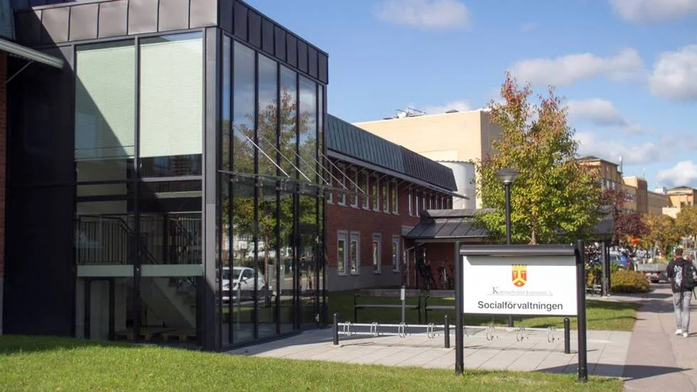 Socialförvaltningen misstänker att de blivit lurade på pengar.