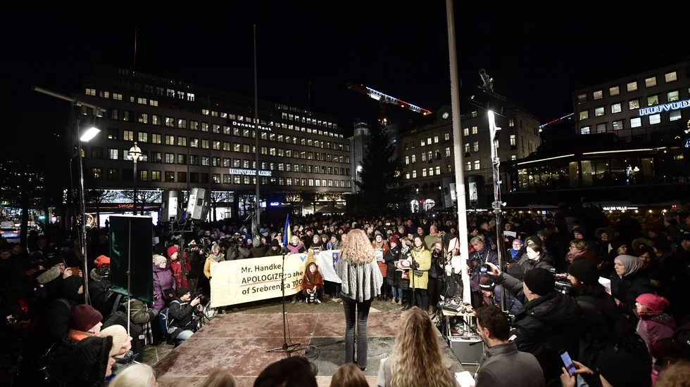 Demonstration på Norra Bantorget mot att författaren Peter Handke tilldelas Nobelpriset i litteratur under prisutdelningen i Konserthuset den 10 december.