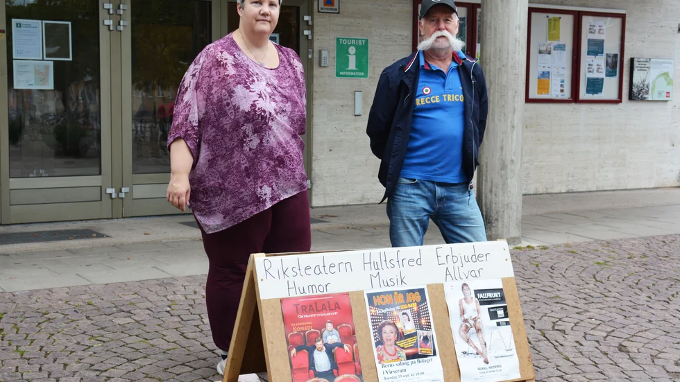 Minna-Maria Jonsson, styrelseledamot, och Bo Nilsson, kassör i Riksteatern Hultsfred, presenterade de kommande föreställningarna. 