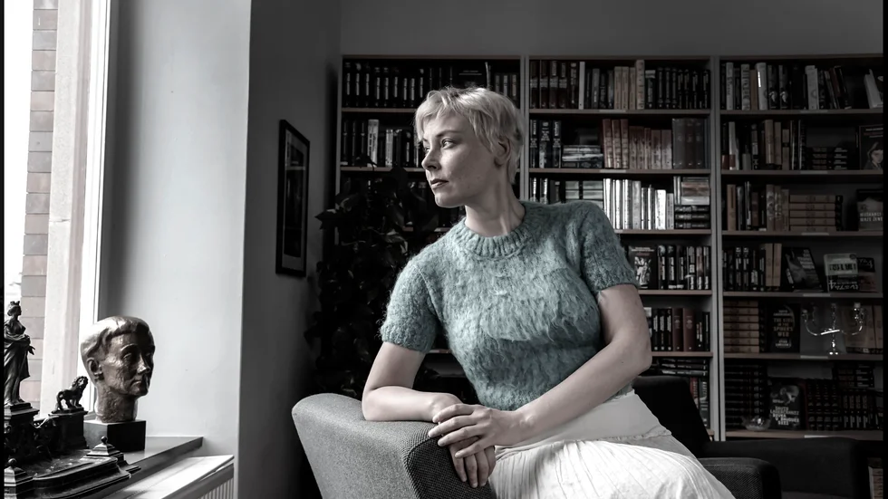 I Laura Lindstedts roman "Oneiron", som kom redan 2015, samlas sju kvinnor från olika länder i ett vitt tomrum efter att de alla dött. 