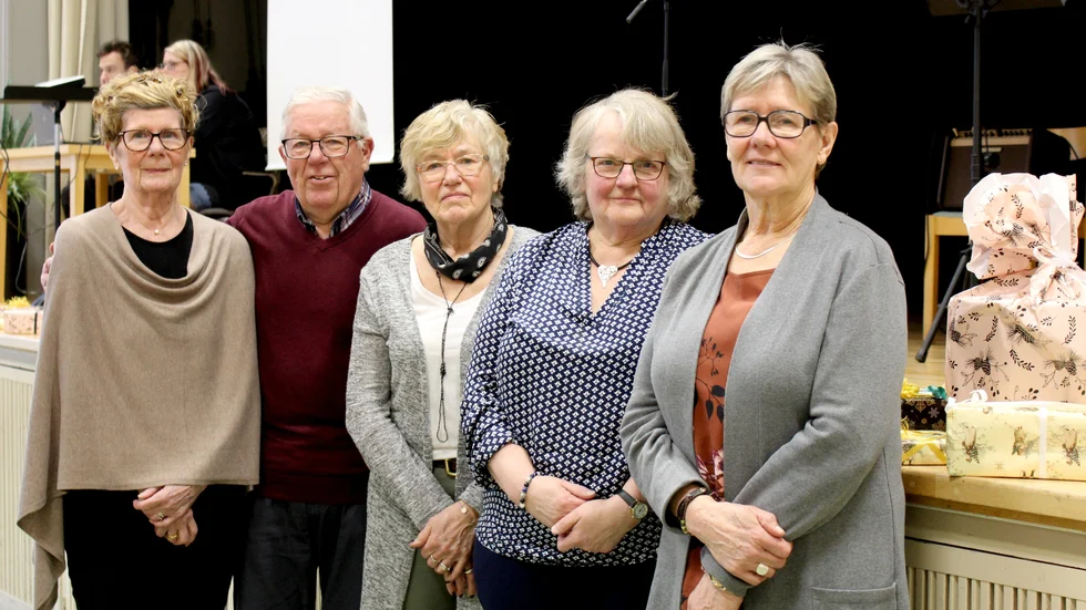 Lotterigänget som tillsammans samlat in 72 paket från företag i Vimmerby. Från vänster: Ingalill Hellman, J-O Norell, Ulla-Britt Karlsson, Kerstin Florens och Eja Norell. 