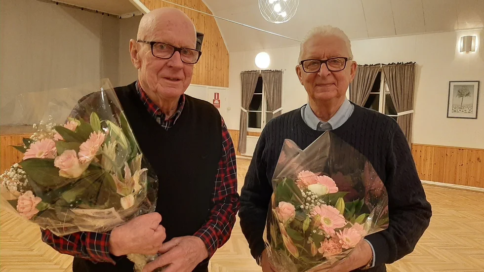 Anders Andersson och Leif Björkman tackades av vid årsmötet i Boglösa Bygdegårdsförening.