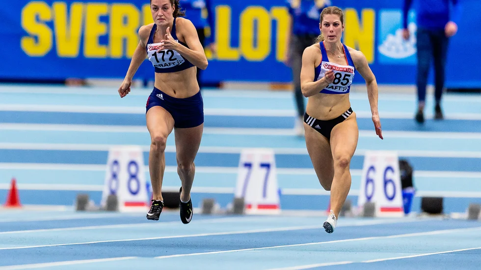 Emma Jansson, KFUM Örebro, slutade sexa på 7,60, Maja Almgren (th) blev fyra med 7,48 i finalen på 60 meter i inomhus-SM i Växjö.