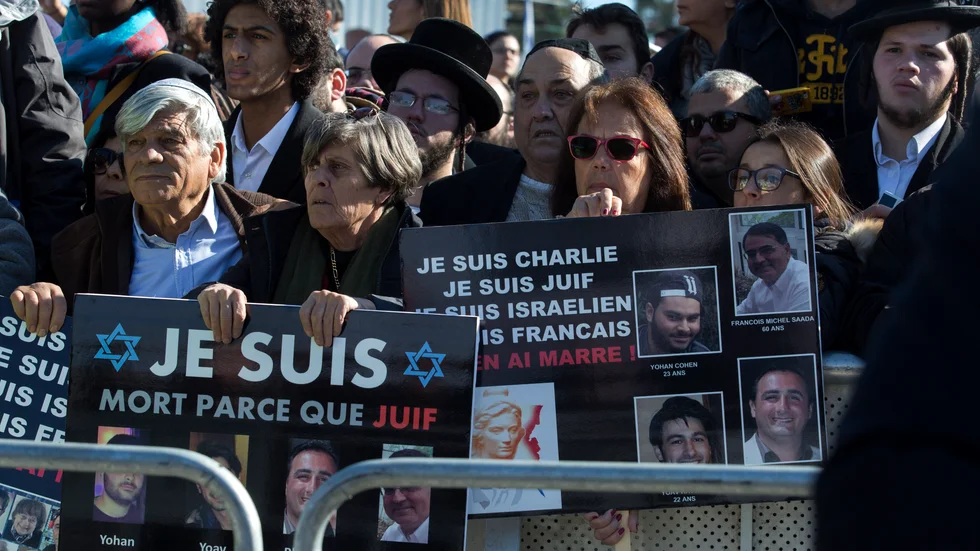 En manifestation med bilder på judiska offer som mördades i en judisk matbutik i Paris, efter dådet mot  satirtidningen Charlie Hebdo i början av 2015.