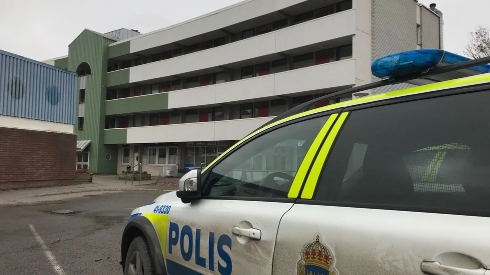 Polisen arbetar under söndagen med olika insatser i Brandkärr. På förmiddagen bröt de sig in i en lägenhet i området.