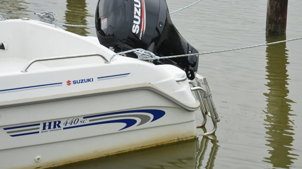 En båtmotor, dock ej denna, av märket Suzuki stals vid Logarn på Aspö.