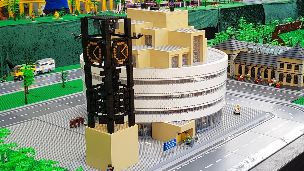 Genom de lilla toleransen mellan bitarna har Anders Lindgren lyckats bygga lego i cirklar.