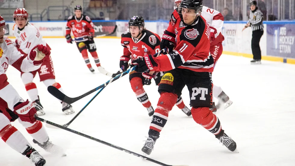 Oskar Matushkin blev stor hjälte mot både Vallentuna och Väsby för tre veckor sedan. Det bådar gott för Piteå Hockey inför helgens bortaturné. (Arkivbild)