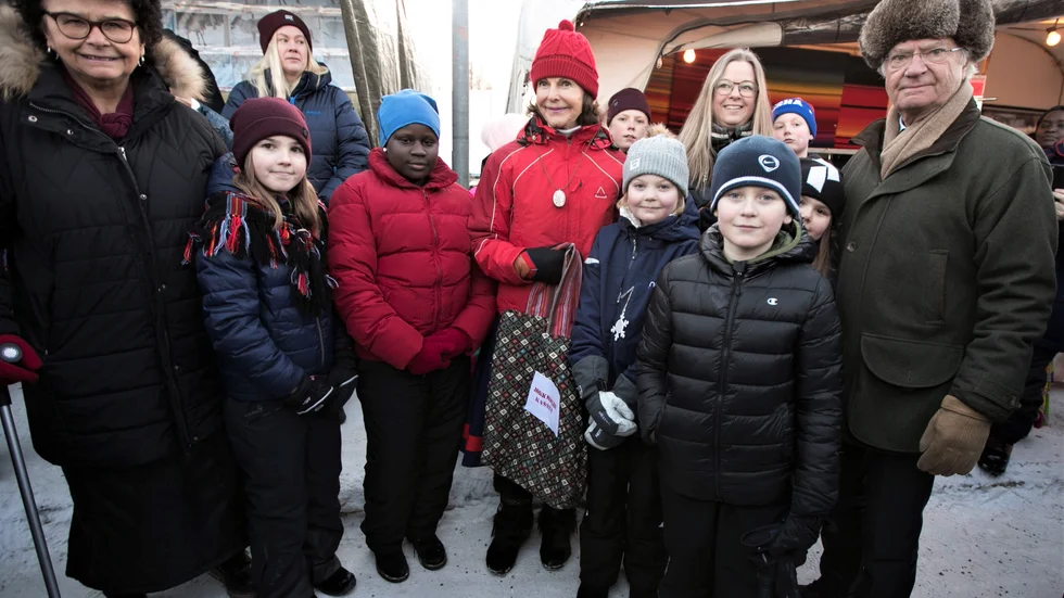 Kungaparet tillsammans med Maria Lindström, fritidspedagog, Mira Tjäder, Afoyo Apukubey, Juni Stuge, Ann-Charlott Wimyr, Lärare, Wilhelm Hansson och Tuva Lundmark som tittar fram bakom Wihelm.