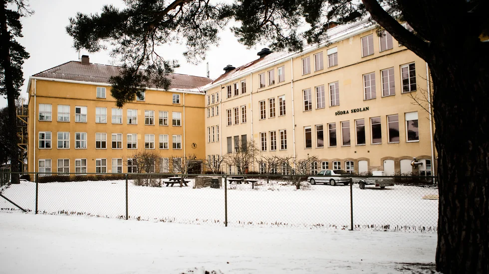 Insändarskribenten menar att både elever och föräldrar  upplever att Järvenskolan är två skolor. 
"Söder" och "Tallås".