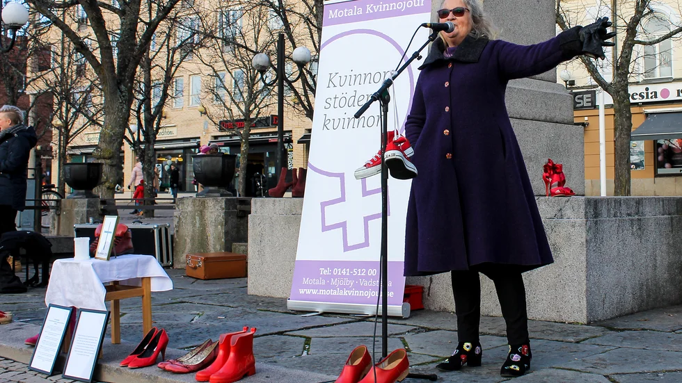 Diskussionen om kommunens bidrag till Motala Kvinnojour väcker oro. På bilden Kvinnojourens tidigare ordförande Tina Olby vid en manifestation i Motala förra hösten.