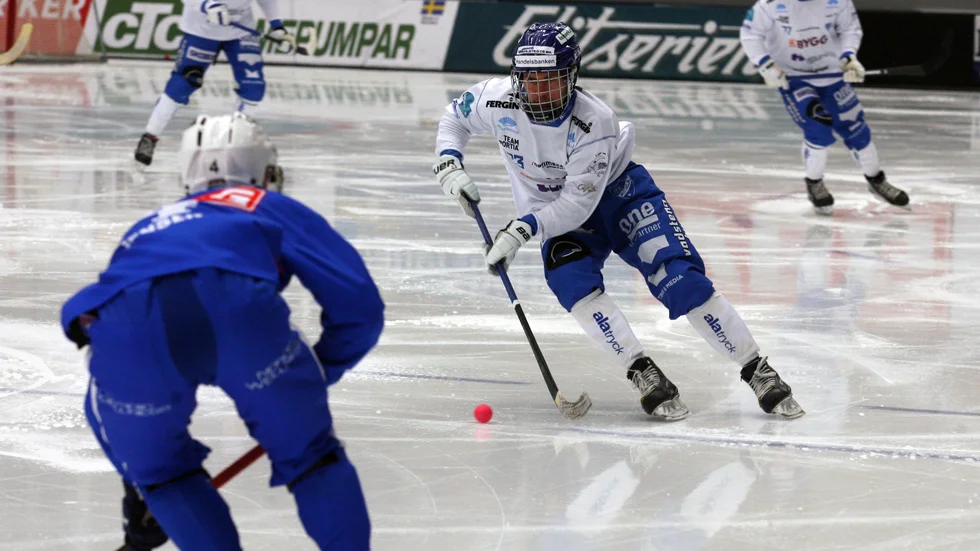 Philip Florén för upp bollen i torsdagens bortamatch mot Vänersborg. Florén hade sina lägen i första halvlek. Men Florén blev mållös och IFK Motala fick deppa efter förlusten med 1-4.