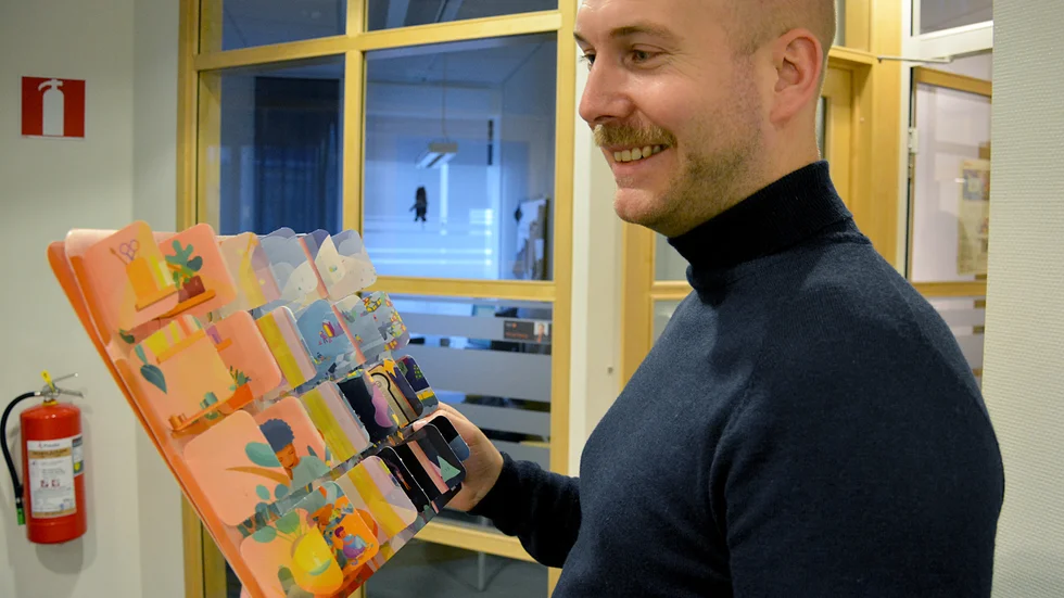 Christoffer Olsson på Tjustbygdens sparbank visar Snällkalendern, Friends adventskalender, som banken nu delar ut till alla skolklasser upp till årskus 6 i Västerviks kommun.