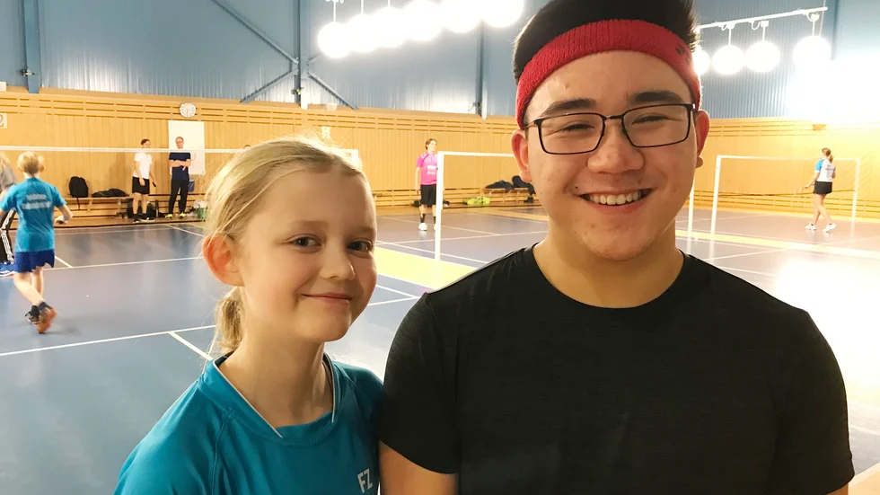Vera Kullström och Ossian Nguyen är två av ungdomarna i Eskilstuna Badmintonklubb.