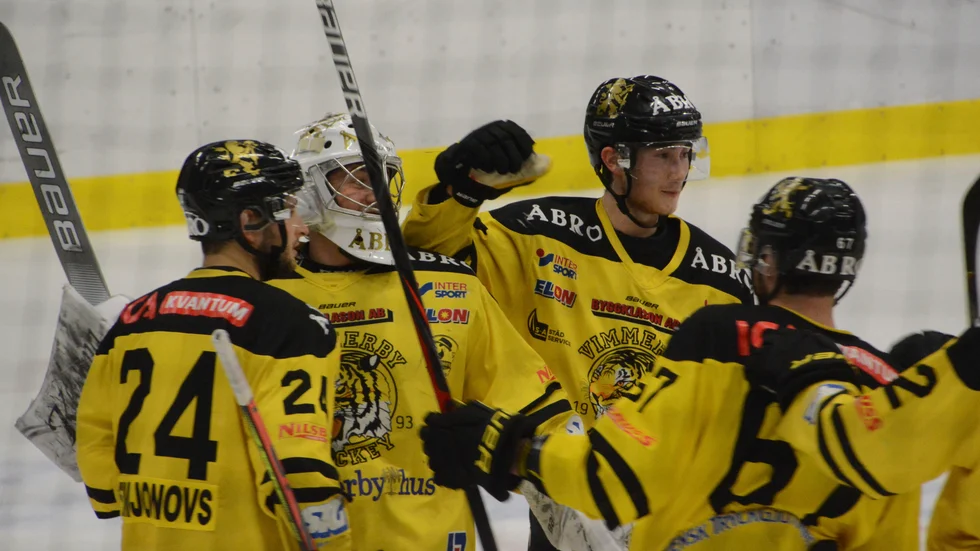 Vimmerbyspelarna jublar efter att ha vunnit straffläggningen mot Kallinge-Ronneby. 