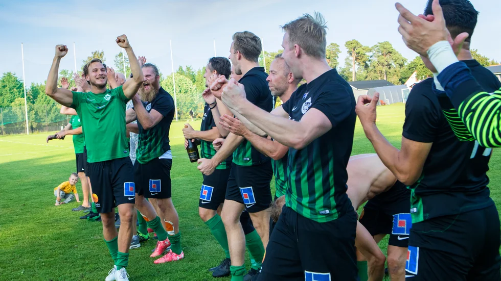 Pontus Björklund, i grön t-shirt, ordnade kvitteringen i slutet av kvalmatchen mot Vaksala.