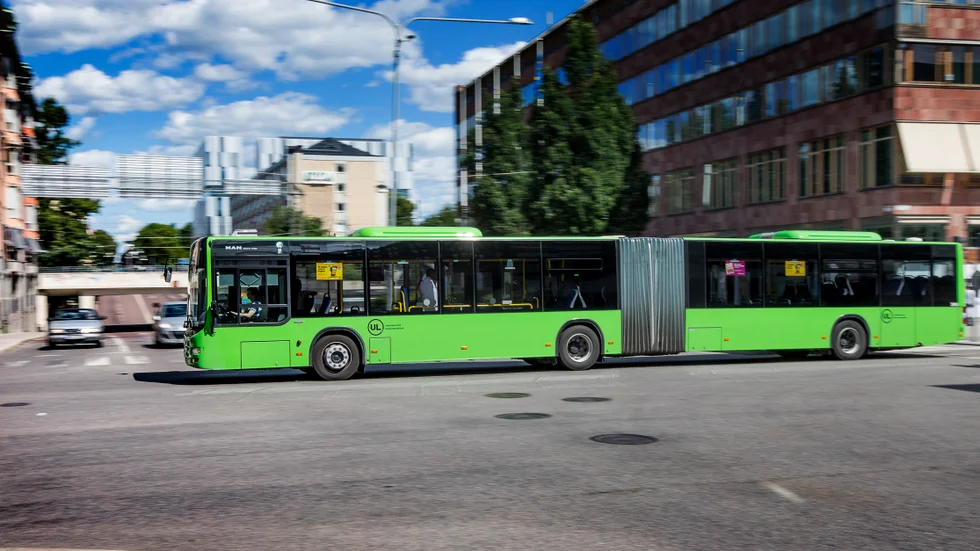 Återinför gratis buss för barn och unga på sommaren, skriver Adam Järphagen.