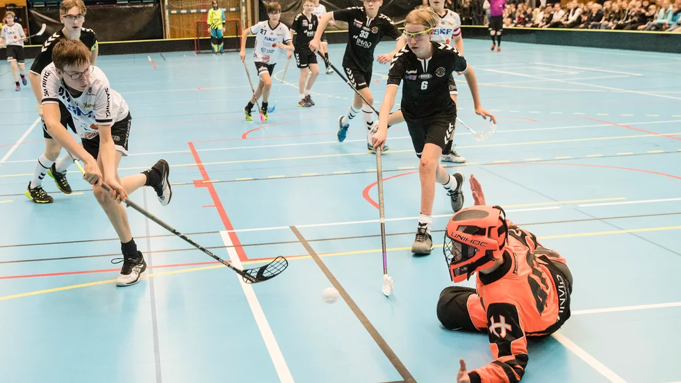 På lördag blir det maxat med innebandy i Duveholmshallen: idel hemmamatcher och sportloppis.
