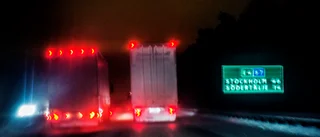 Försökte stoppa bilar på motorvägen